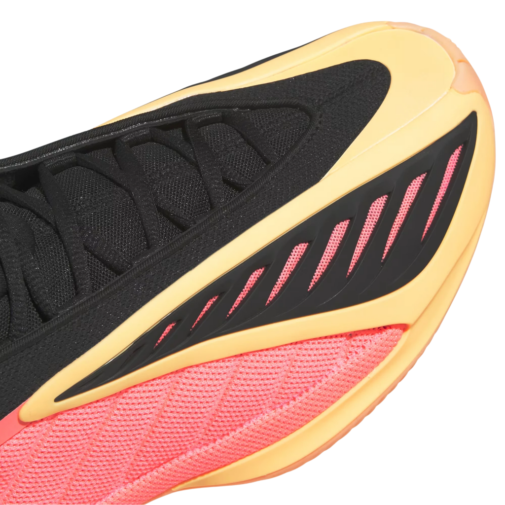 Detalle de zapatillas de baloncesto THE KICKS WORLD Adidas AE 2 With Love en tonos negro, naranja y amarillo vibrante.