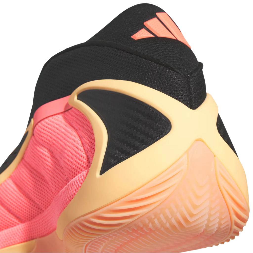 Detalle del talón de las zapatillas de baloncesto THE KICKS WORLD Adidas AE 2 en negro, rosa y tonos melocotón