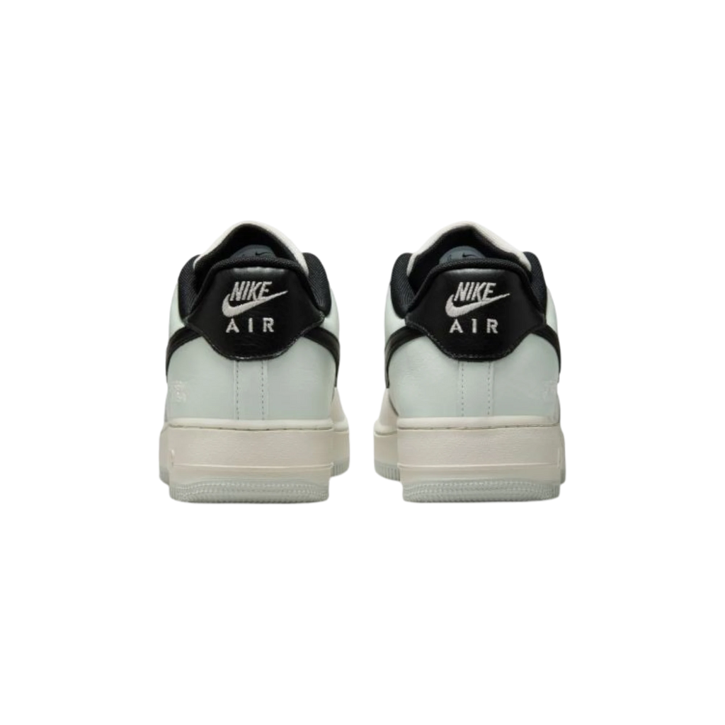 Vista trasera de zapatillas THE KICKS WORLD Nike Air Force 1 Low GORE-TEX en tonos Phantom, Bone y negro.