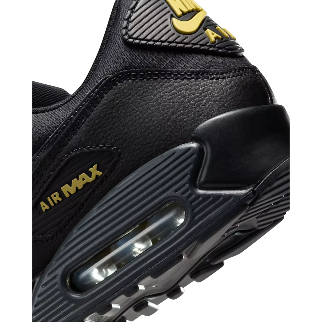 Detalle del talón de las zapatillas THE KICKS WORLD Nike Air Max 90 en negro con detalles en dorado Buff Gold