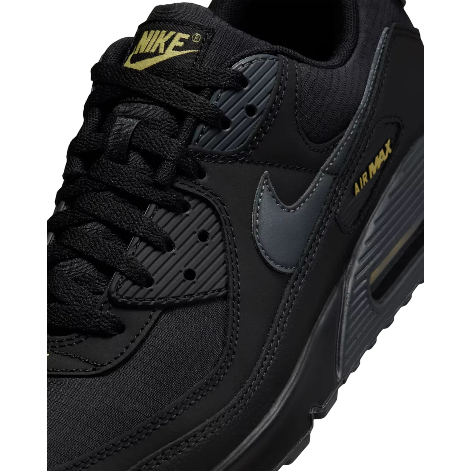 Detalle lateral de zapatillas THE KICKS WORLD Nike Air Max 90 en negro con detalles dorados y unidad Air visible
