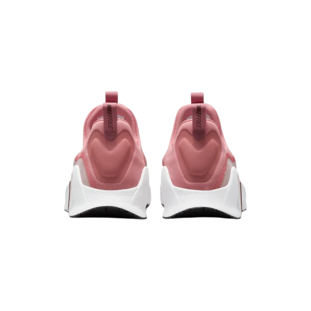 Vista trasera de las zapatillas THE KICKS WORLD Nike Free Metcon 6 en tonos rosa Silt Red y Red Stardust