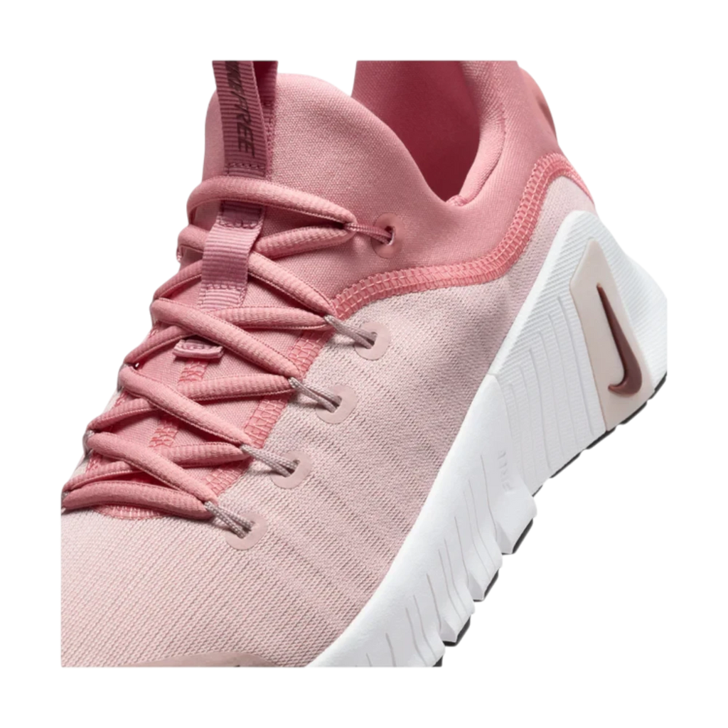 Zapatillas de entrenamiento THE KICKS WORLD Nike Free Metcon 6 en tonos rosa Silt Red y Red Stardust con malla técnica.