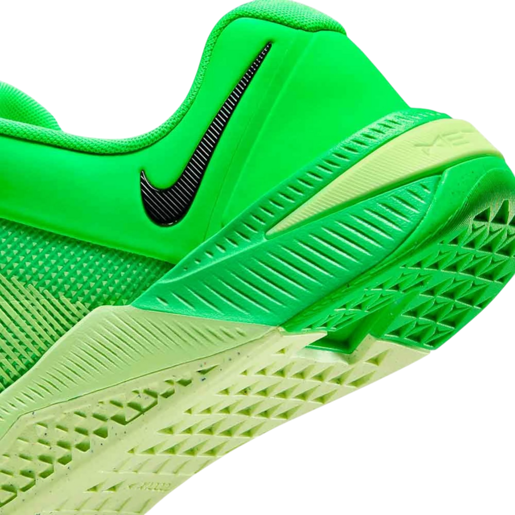 Detalle del talón de las zapatillas THE KICKS WORLD Nike Metcon 10 en verde vibrante con suela texturizada