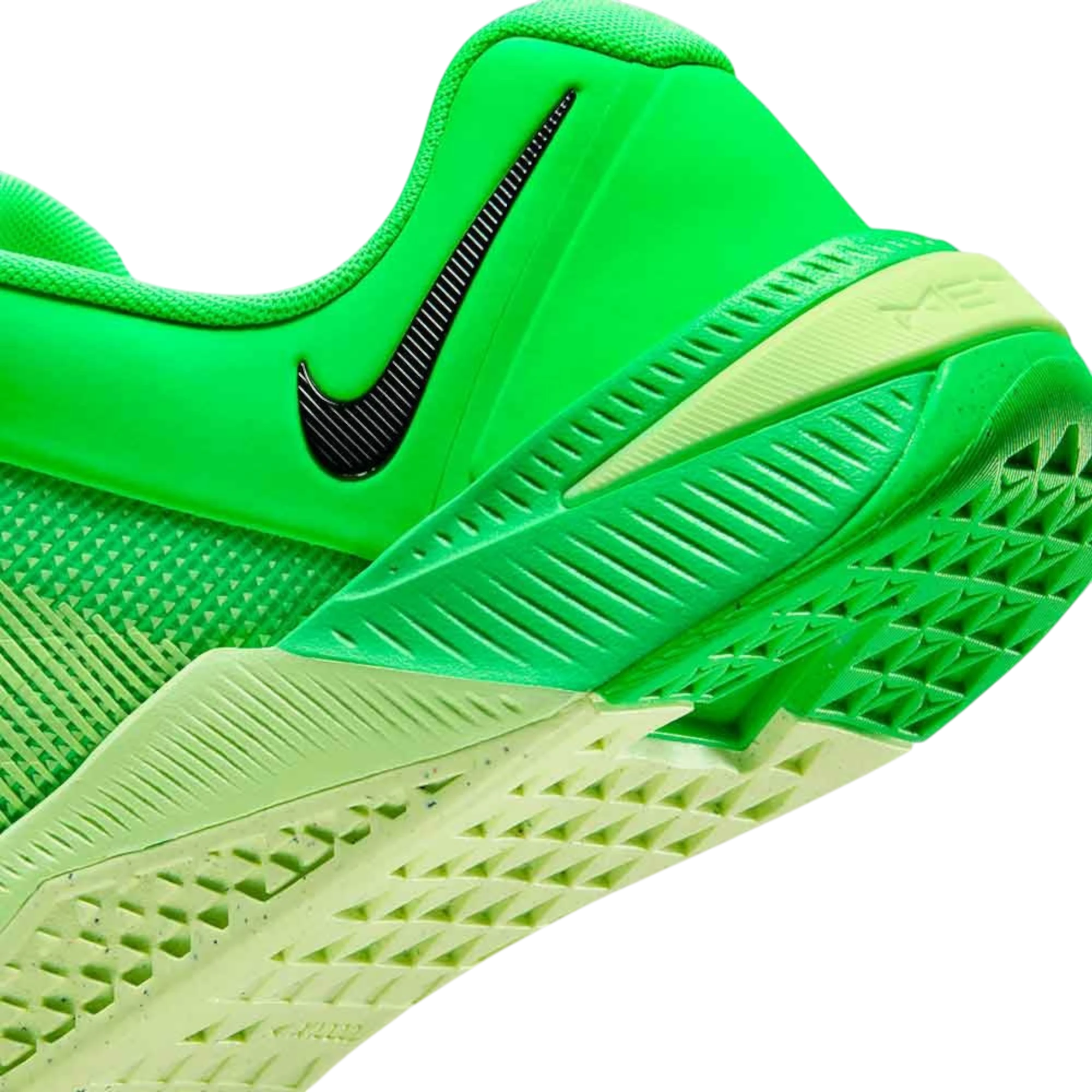Detalle del talón de las zapatillas THE KICKS WORLD Nike Metcon 10 en verde vibrante con suela texturizada
