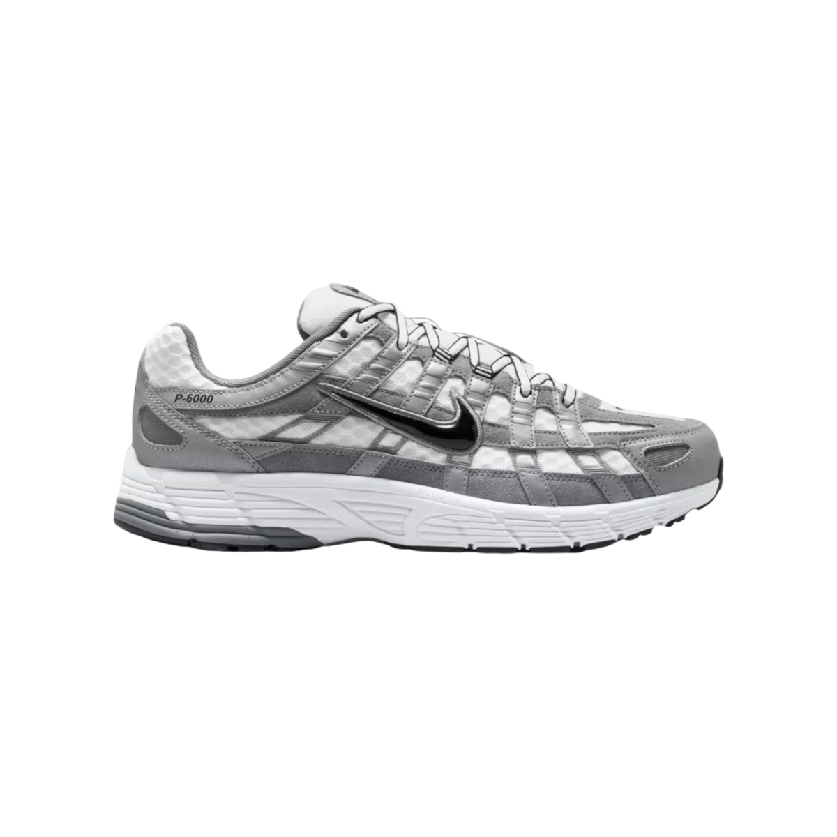 Zapatillas THE KICKS WORLD Nike P-6000 en blanco, gris metálico y negro con diseño retro Y2K y malla transpirable