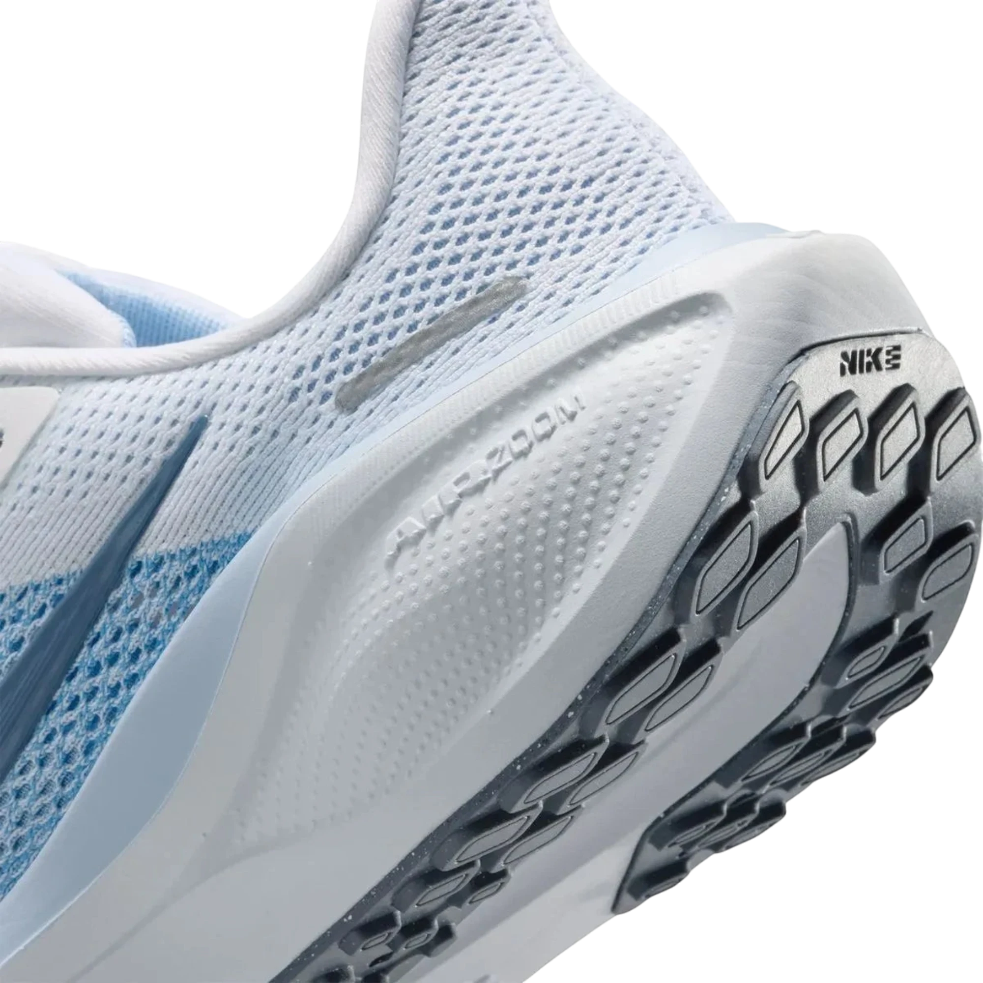 Detalle del talón y suela de zapatilla de running THE KICKS WORLD Nike Pegasus 41 en malla técnica blanca y azul