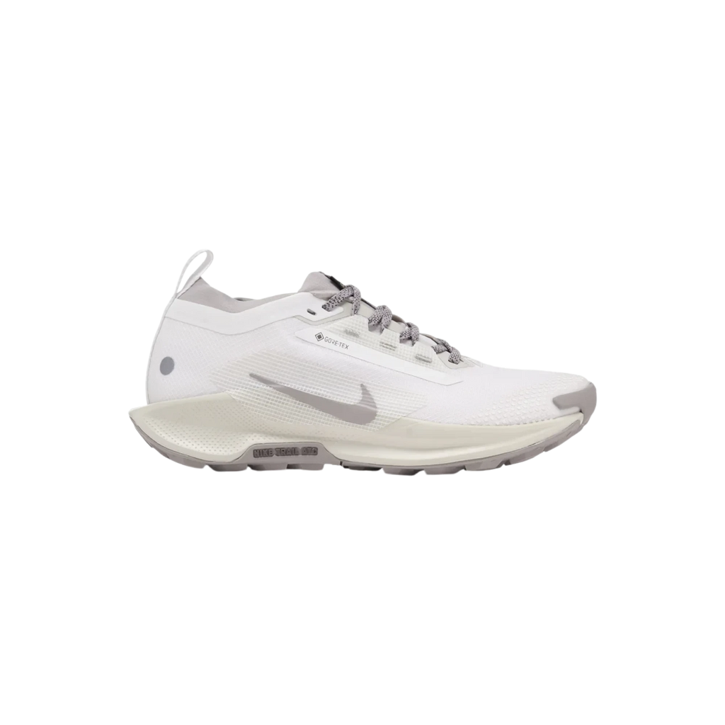 Zapatillas Nike React Pegasus Trail 5 GORE-TEX SP en tonos blancos y grises de THE KICKS WORLD para trail y uso urbano.
