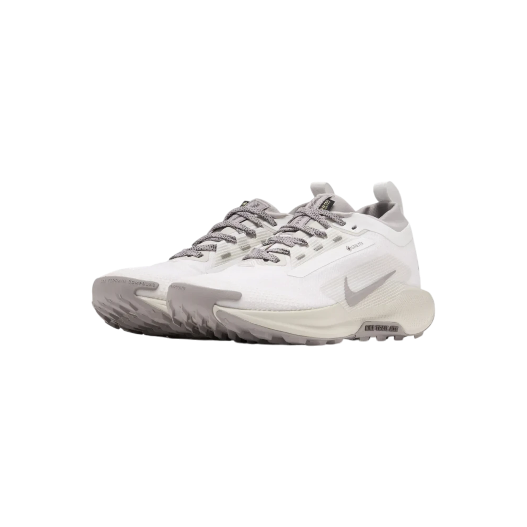 Zapatillas Nike React Pegasus Trail 5 GORE-TEX THE KICKS WORLD en tonos blanco y gris con suela técnica de trail