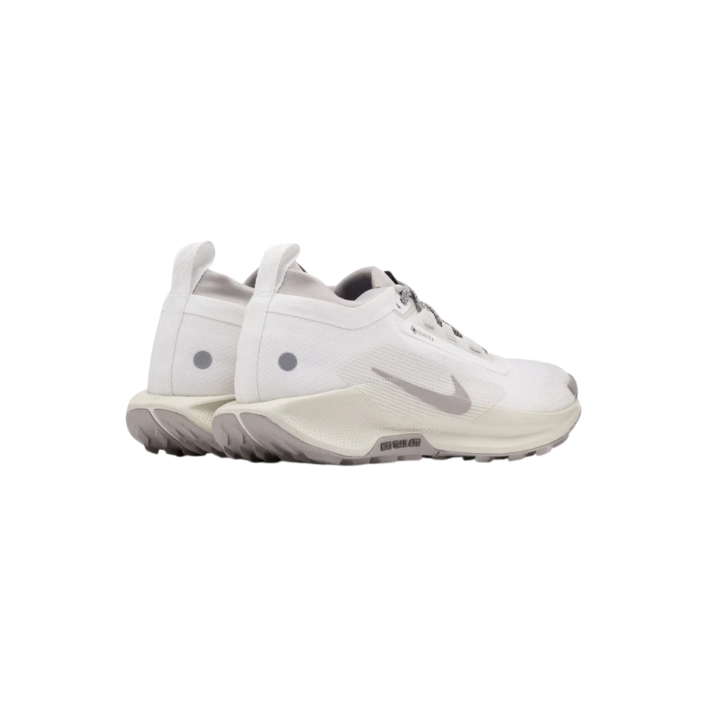 Zapatillas Nike React Pegasus Trail 5 Gore-Tex SP de THE KICKS WORLD en tonos blanco y gris con suela técnica