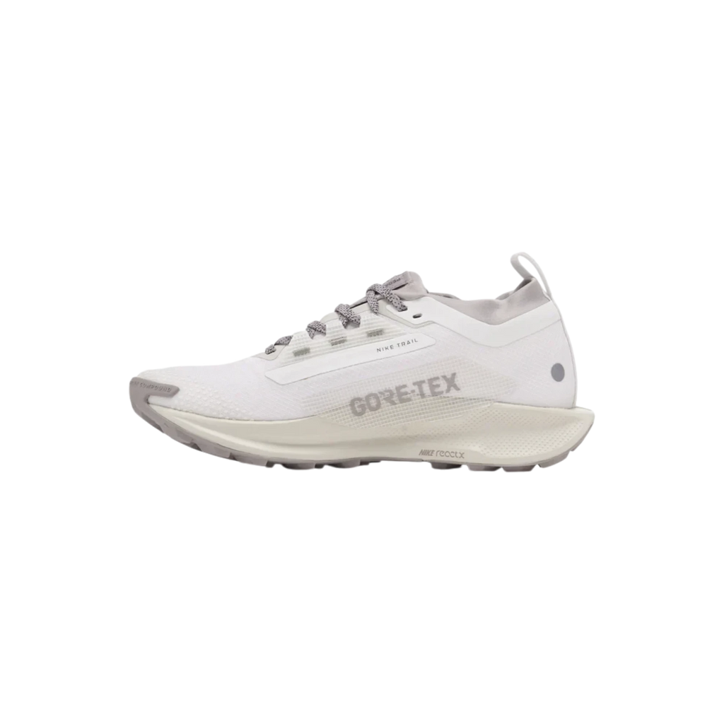 Zapatillas THE KICKS WORLD Nike React Pegasus Trail 5 Gore-Tex blancas y grises con amortiguación ReactX y suela ATC