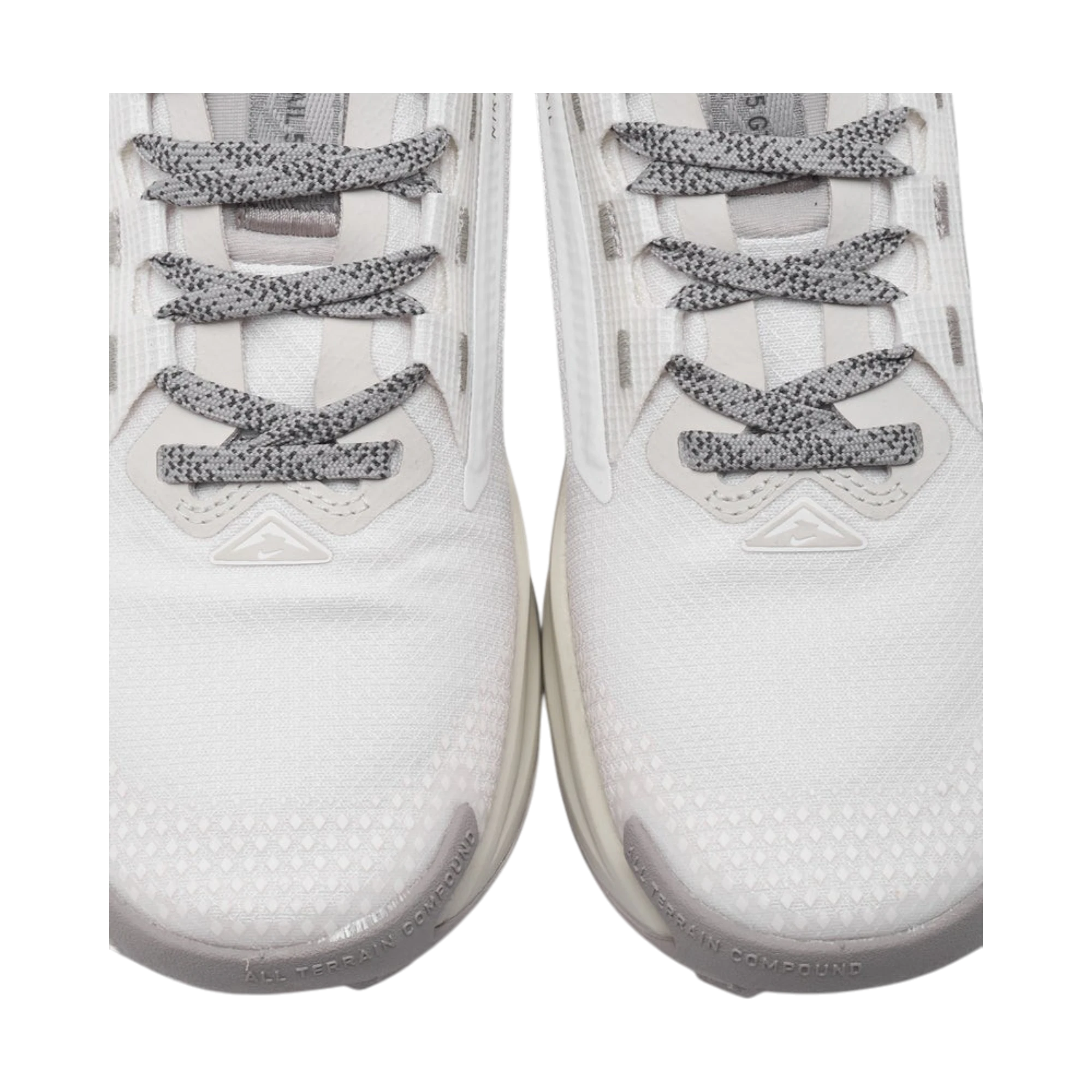 Detalle frontal de zapatillas THE KICKS WORLD Nike React Pegasus Trail 5 GORE-TEX blancas y grises con cordones moteados