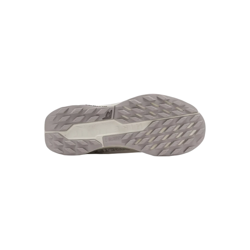 Suela exterior gris de las zapatillas THE KICKS WORLD Nike React Pegasus Trail 5 GORE-TEX con tacos de tracción ATC.