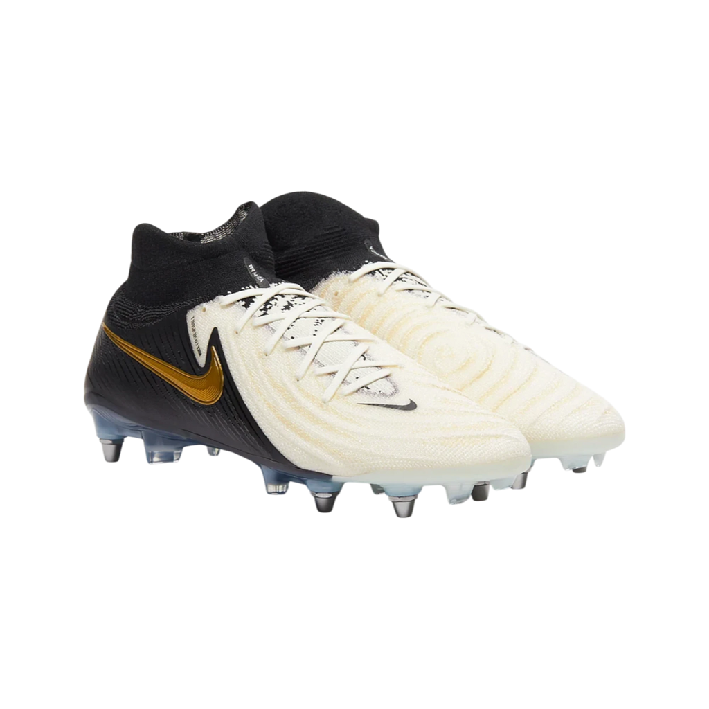 Botas de fútbol THE KICKS WORLD Nike Phantom Luna 2 Elite SG-Pro en blanco y negro con detalles dorados y tacos
