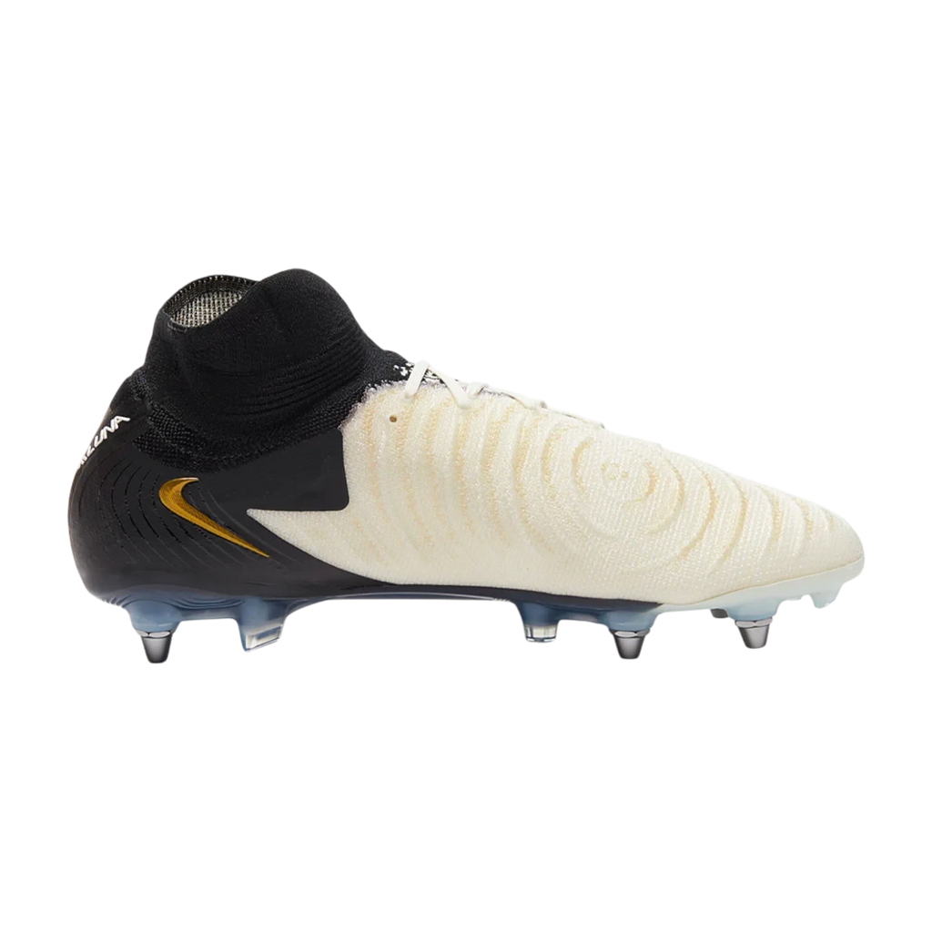 Bota de fútbol THE KICKS WORLD Nike Phantom Luna 2 Elite SG-Pro en blanco y negro con detalles dorados y tacos metálicos