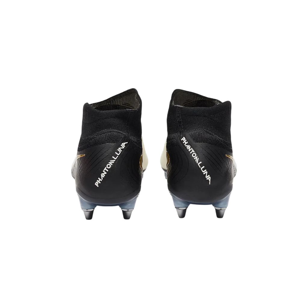 Vista trasera de botas de fútbol THE KICKS WORLD Nike Phantom Luna 2 Elite SG-Pro en negro y blanco con tacos metálicos