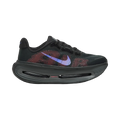 Zapatilla Nike Vomero Premium negra con detalles en zafiro y lava, malla transpirable y suela gruesa de amortiguación.