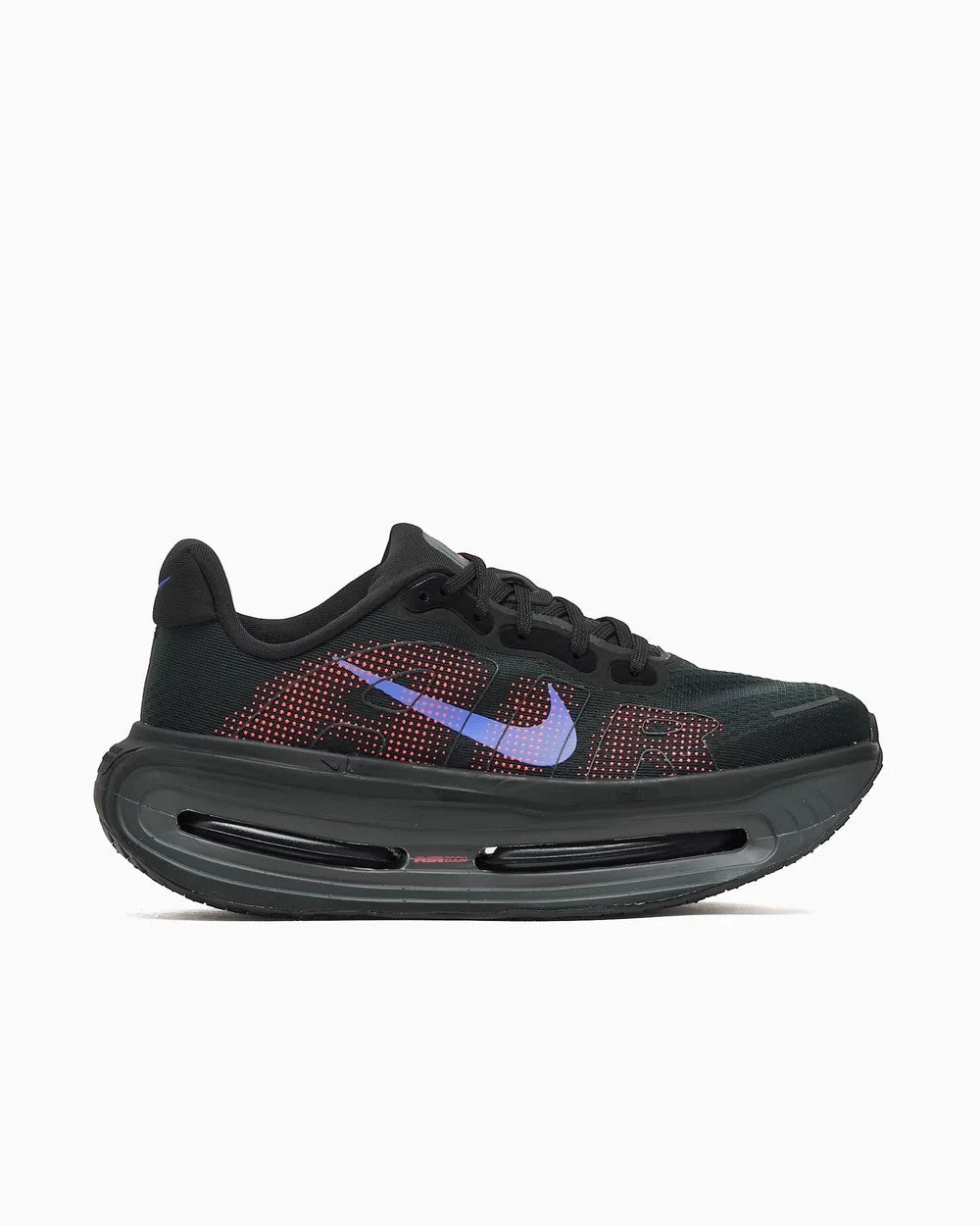 Zapatilla Nike Vomero Premium negra con Swoosh morado y detalles rosas. Malla transpirable y suela gruesa.