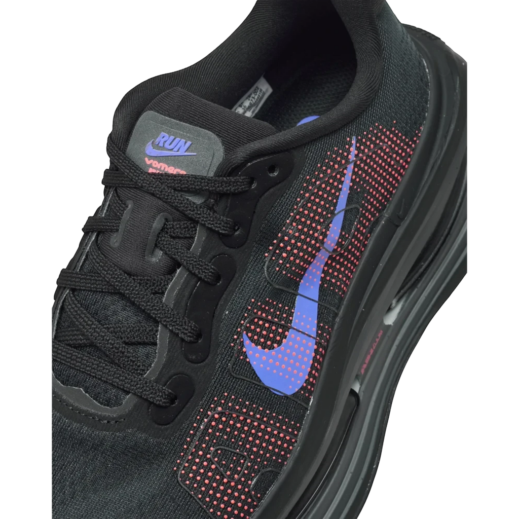 Zapatillas Nike Vomero Premium negras con detalles en azul zafiro y rosa. Malla transpirable, amortiguación ZoomX y Air Zoom.